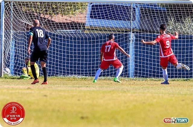 הכדור של אבושדיד חודר לרשת (יוסי סוריק)